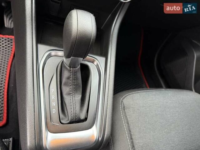 Красный Рено Каптур, объемом двигателя 1.3 л и пробегом 28 тыс. км за 18500 $, фото 71 на Automoto.ua