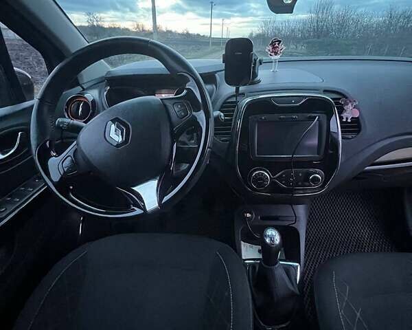 Серый Рено Каптур, объемом двигателя 1.46 л и пробегом 78 тыс. км за 10000 $, фото 3 на Automoto.ua