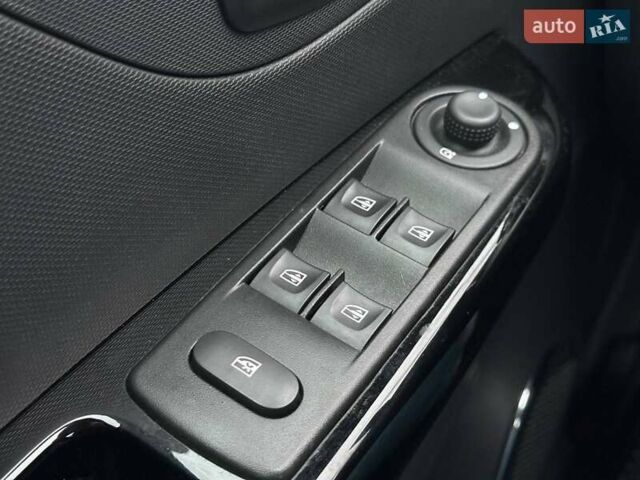 Сірий Рено Каптур, об'ємом двигуна 1.2 л та пробігом 179 тис. км за 11990 $, фото 20 на Automoto.ua