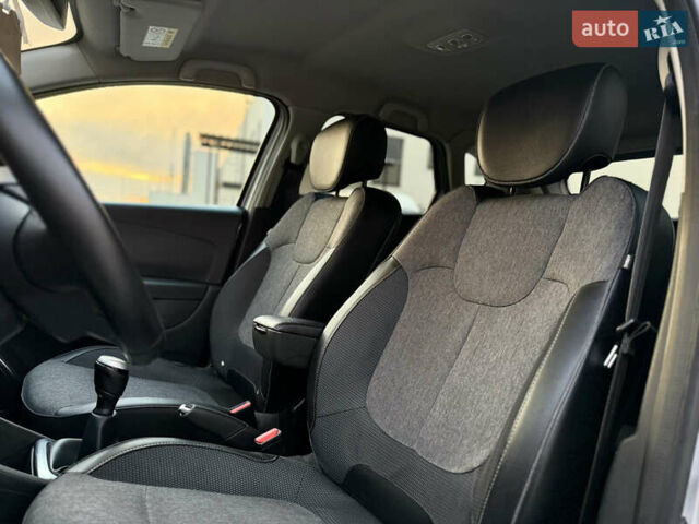 Серый Рено Каптур, объемом двигателя 0 л и пробегом 114 тыс. км за 8599 $, фото 22 на Automoto.ua