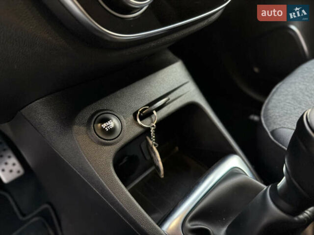 Серый Рено Каптур, объемом двигателя 0 л и пробегом 114 тыс. км за 8599 $, фото 29 на Automoto.ua