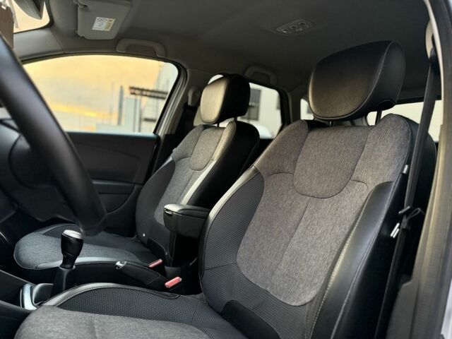 Сірий Рено Каптур, об'ємом двигуна 0 л та пробігом 114 тис. км за 8599 $, фото 6 на Automoto.ua