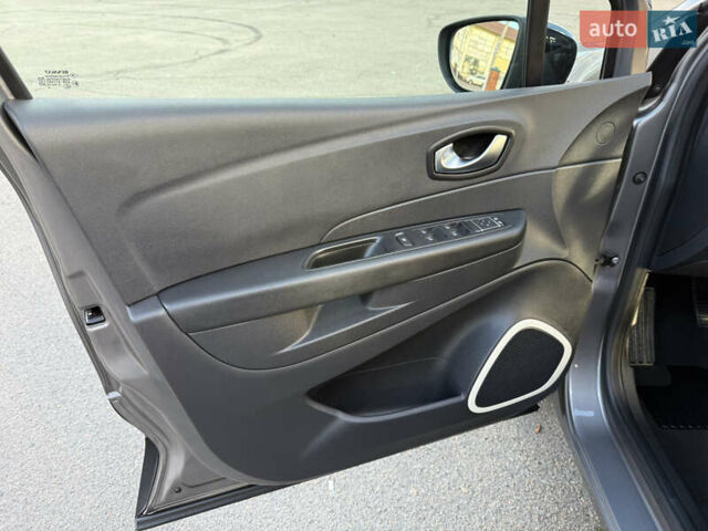 Серый Рено Каптур, объемом двигателя 1.5 л и пробегом 141 тыс. км за 14399 $, фото 60 на Automoto.ua