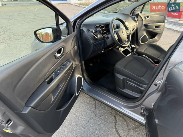 Серый Рено Каптур, объемом двигателя 1.5 л и пробегом 141 тыс. км за 14399 $, фото 75 на Automoto.ua