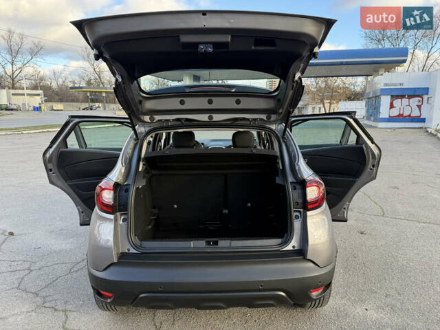 Серый Рено Каптур, объемом двигателя 1.5 л и пробегом 141 тыс. км за 14399 $, фото 85 на Automoto.ua