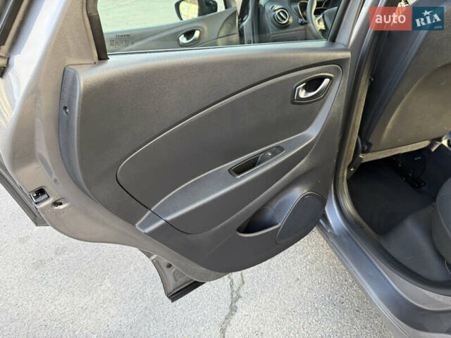 Серый Рено Каптур, объемом двигателя 1.5 л и пробегом 141 тыс. км за 14399 $, фото 68 на Automoto.ua