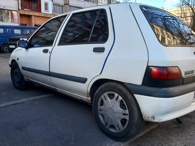 Белый Рено Клио, объемом двигателя 1.2 л и пробегом 312 тыс. км за 594 $, фото 5 на Automoto.ua