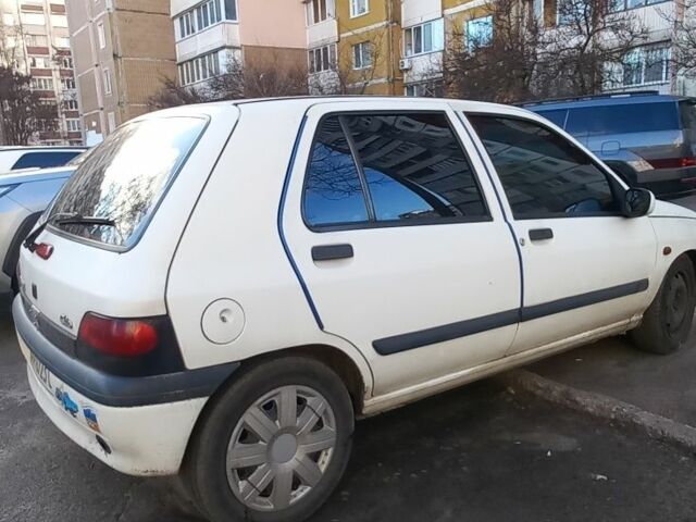 Белый Рено Клио, объемом двигателя 1.2 л и пробегом 312 тыс. км за 594 $, фото 4 на Automoto.ua