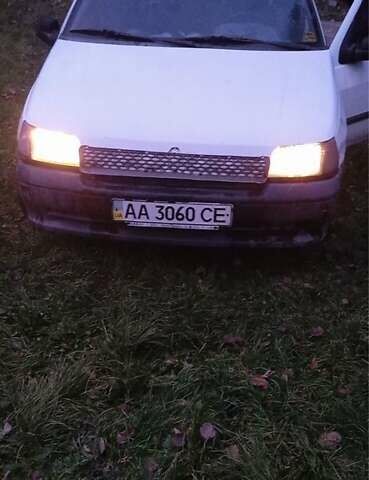Рено Клио 1992 в Коростене на Automoto.ua Белый Рено Клио, объемом двигателя 1.2 л и пробегом 250 тыс. км за 715 $, фото 2 на Automoto.ua