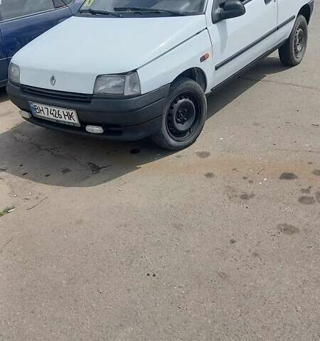 Белый Рено Клио, объемом двигателя 1.17 л и пробегом 390 тыс. км за 2500 $, фото 1 на Automoto.ua