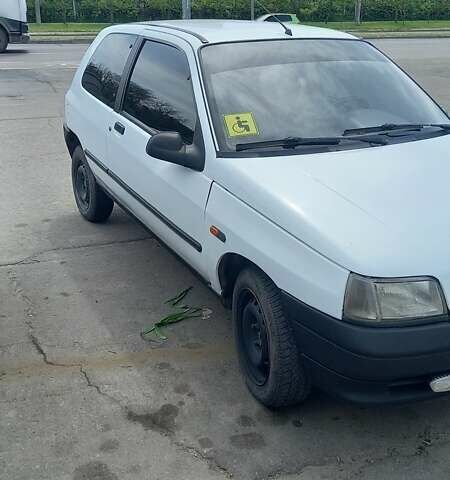 Белый Рено Клио, объемом двигателя 1.17 л и пробегом 390 тыс. км за 2500 $, фото 3 на Automoto.ua