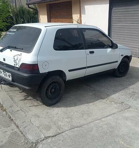 Белый Рено Клио, объемом двигателя 1.17 л и пробегом 390 тыс. км за 2500 $, фото 4 на Automoto.ua