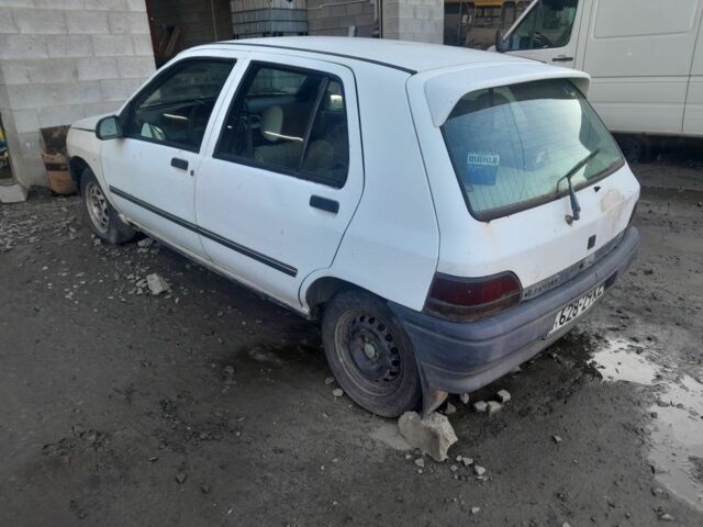 Рено Клио 1994 в Ровно на Automoto.ua Белый Рено Клио, объемом двигателя 0 л и пробегом 300 тыс. км за 500 $, фото 1 на Automoto.ua