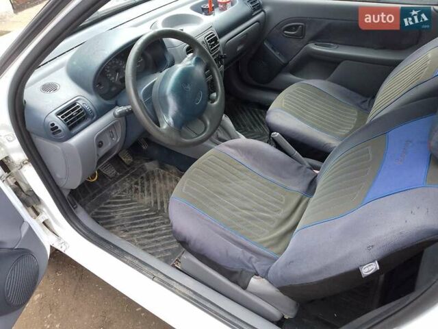 Белый Рено Клио, объемом двигателя 1.9 л и пробегом 230 тыс. км за 1500 $, фото 8 на Automoto.ua