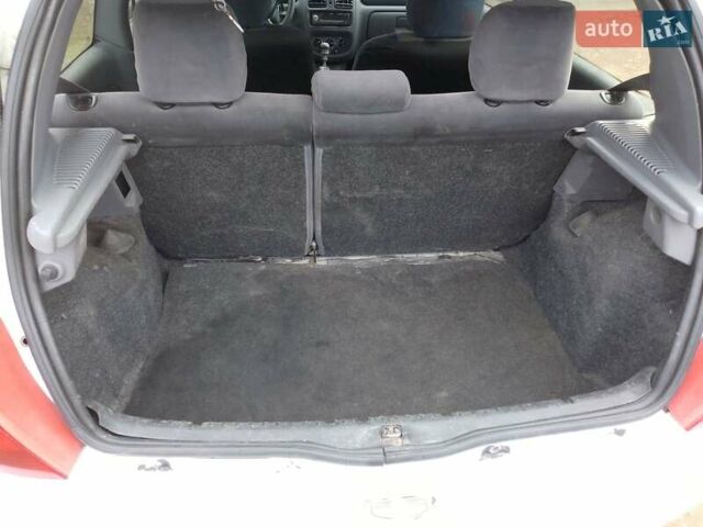 Белый Рено Клио, объемом двигателя 1.9 л и пробегом 230 тыс. км за 1500 $, фото 5 на Automoto.ua