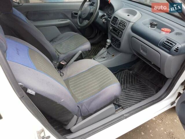 Белый Рено Клио, объемом двигателя 1.9 л и пробегом 230 тыс. км за 1500 $, фото 7 на Automoto.ua