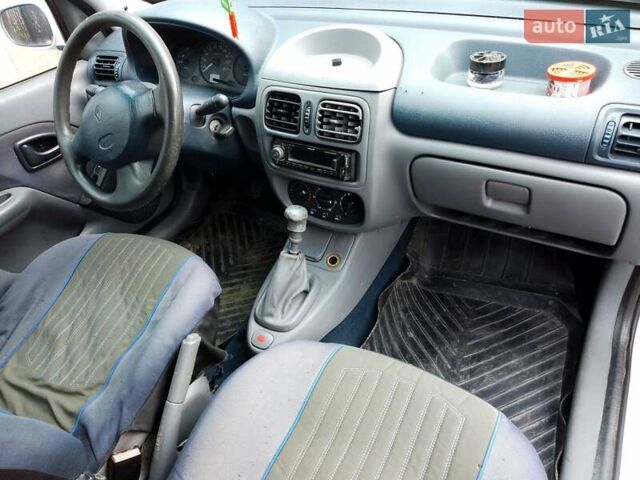 Белый Рено Клио, объемом двигателя 1.9 л и пробегом 230 тыс. км за 1699 $, фото 10 на Automoto.ua
