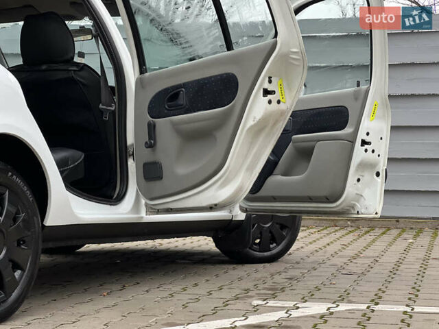 Белый Рено Клио, объемом двигателя 1.4 л и пробегом 346 тыс. км за 2450 $, фото 10 на Automoto.ua