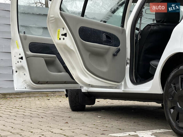 Белый Рено Клио, объемом двигателя 1.4 л и пробегом 346 тыс. км за 2450 $, фото 11 на Automoto.ua