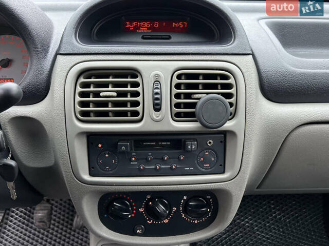 Белый Рено Клио, объемом двигателя 1.4 л и пробегом 346 тыс. км за 2450 $, фото 17 на Automoto.ua