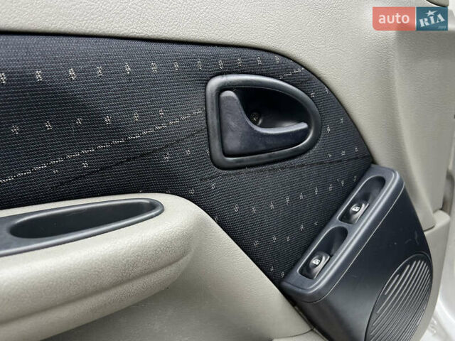 Белый Рено Клио, объемом двигателя 1.4 л и пробегом 346 тыс. км за 2450 $, фото 21 на Automoto.ua