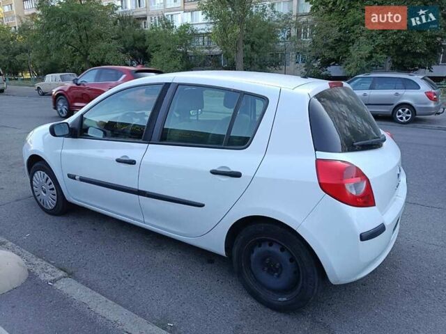 Белый Рено Клио, объемом двигателя 1.5 л и пробегом 270 тыс. км за 3950 $, фото 2 на Automoto.ua