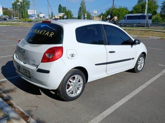 Белый Рено Клио, объемом двигателя 1.5 л и пробегом 310 тыс. км за 3300 $, фото 6 на Automoto.ua