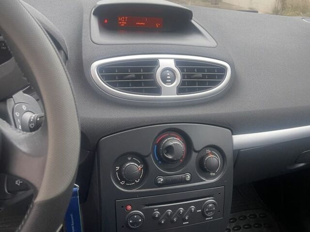 Белый Рено Клио, объемом двигателя 1.1 л и пробегом 174 тыс. км за 3400 $, фото 5 на Automoto.ua