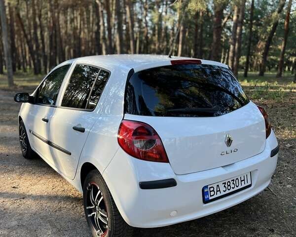 Белый Рено Клио, объемом двигателя 1.46 л и пробегом 275 тыс. км за 4200 $, фото 1 на Automoto.ua