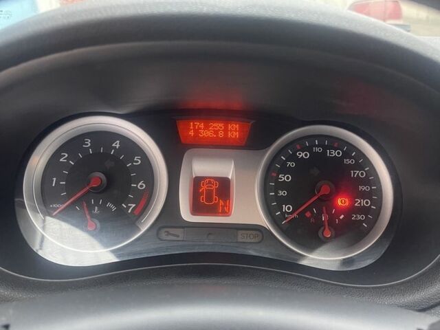 Белый Рено Клио, объемом двигателя 1.1 л и пробегом 174 тыс. км за 3400 $, фото 7 на Automoto.ua