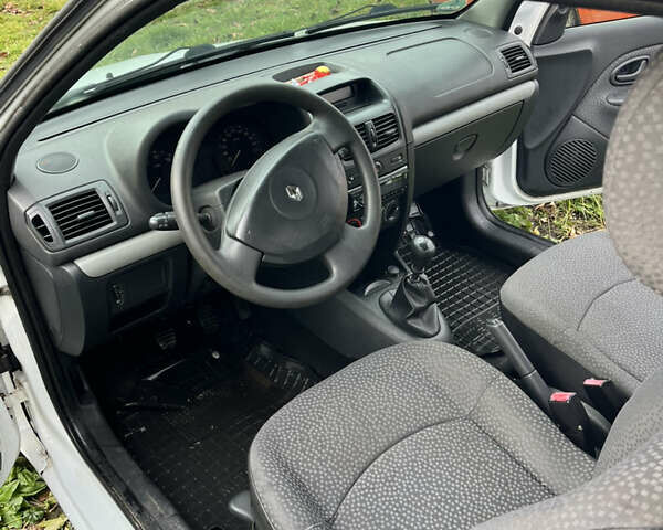 Белый Рено Клио, объемом двигателя 1.15 л и пробегом 213 тыс. км за 2600 $, фото 6 на Automoto.ua