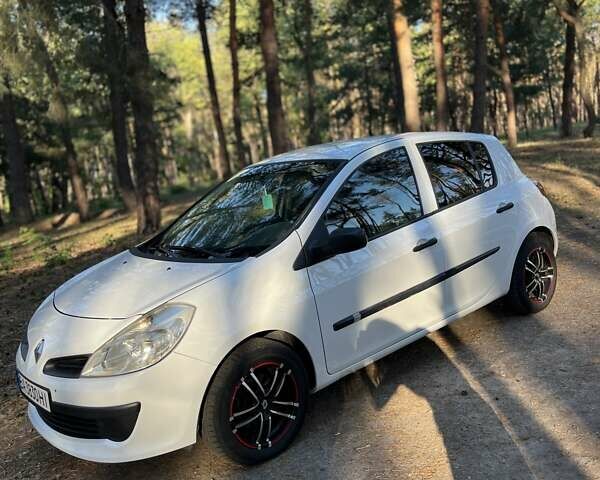 Білий Рено Кліо, об'ємом двигуна 1.46 л та пробігом 272 тис. км за 3700 $, фото 1 на Automoto.ua