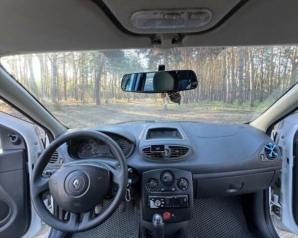 Белый Рено Клио, объемом двигателя 1.46 л и пробегом 275 тыс. км за 4200 $, фото 9 на Automoto.ua