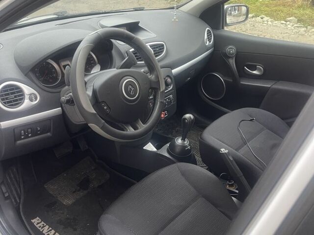 Белый Рено Клио, объемом двигателя 1.1 л и пробегом 174 тыс. км за 3400 $, фото 6 на Automoto.ua