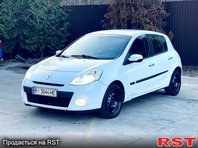 Белый Рено Клио, объемом двигателя 1.1 л и пробегом 208 тыс. км за 3700 $, фото 1 на Automoto.ua