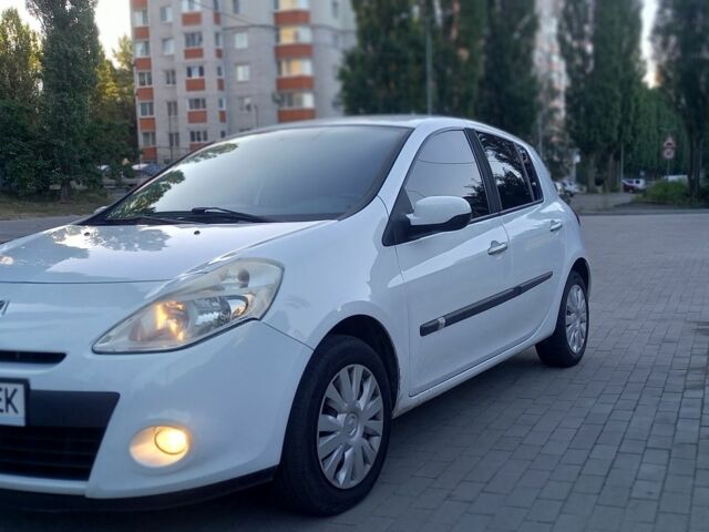 Белый Рено Клио, объемом двигателя 0 л и пробегом 310 тыс. км за 5350 $, фото 2 на Automoto.ua