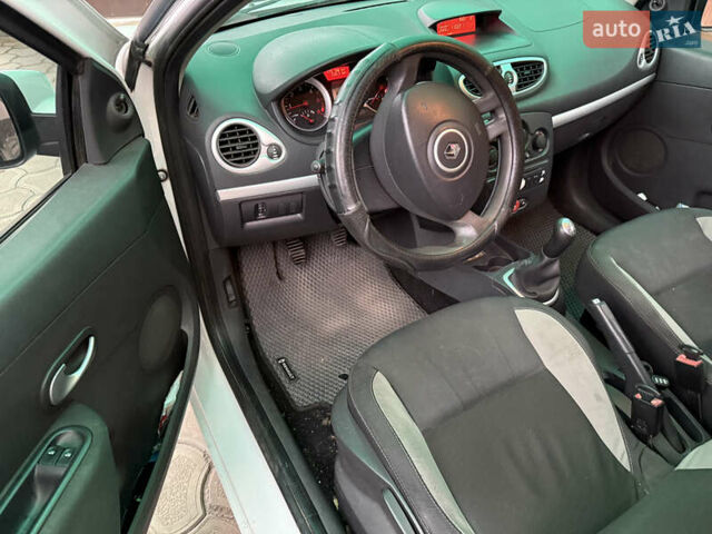 Білий Рено Кліо, об'ємом двигуна 1.46 л та пробігом 260 тис. км за 5500 $, фото 21 на Automoto.ua