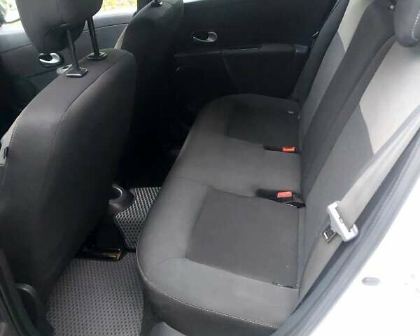 Білий Рено Кліо, об'ємом двигуна 1.5 л та пробігом 250 тис. км за 4500 $, фото 7 на Automoto.ua