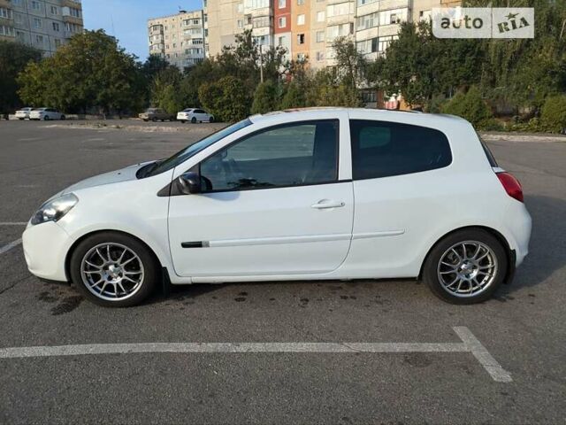 Белый Рено Клио, объемом двигателя 1.15 л и пробегом 171 тыс. км за 5000 $, фото 1 на Automoto.ua