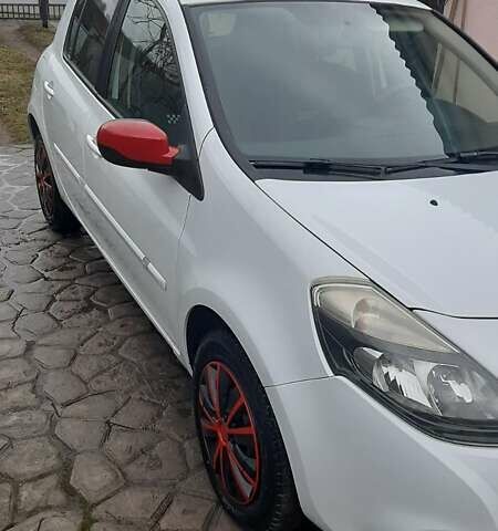 Белый Рено Клио, объемом двигателя 1.2 л и пробегом 173 тыс. км за 5350 $, фото 1 на Automoto.ua