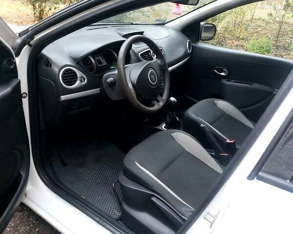 Білий Рено Кліо, об'ємом двигуна 1.5 л та пробігом 250 тис. км за 4500 $, фото 8 на Automoto.ua