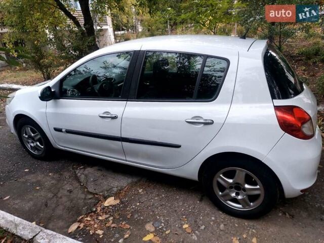 Білий Рено Кліо, об'ємом двигуна 1.5 л та пробігом 250 тис. км за 4500 $, фото 1 на Automoto.ua