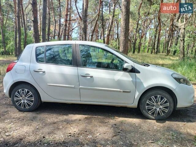 Белый Рено Клио, объемом двигателя 1.5 л и пробегом 226 тыс. км за 5300 $, фото 10 на Automoto.ua