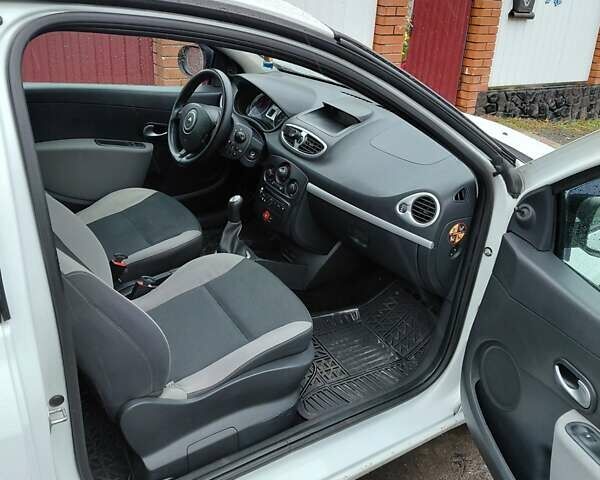 Білий Рено Кліо, об'ємом двигуна 1.46 л та пробігом 225 тис. км за 4600 $, фото 5 на Automoto.ua