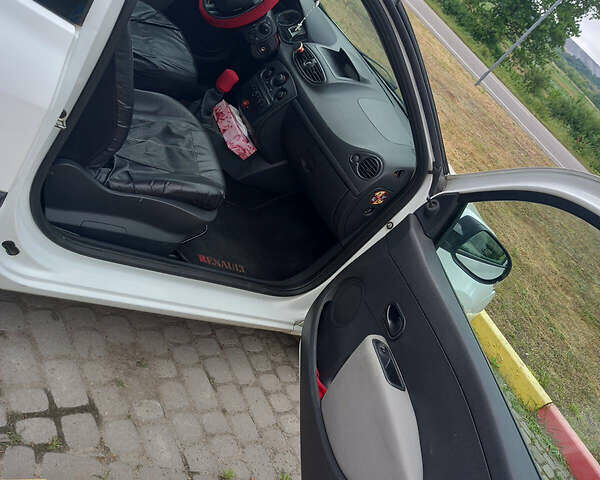 Белый Рено Клио, объемом двигателя 1.5 л и пробегом 290 тыс. км за 5000 $, фото 5 на Automoto.ua