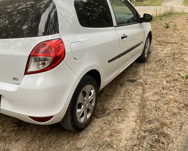 Білий Рено Кліо, об'ємом двигуна 1.46 л та пробігом 310 тис. км за 4700 $, фото 5 на Automoto.ua