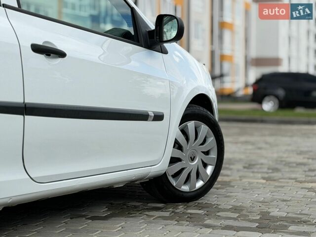 Білий Рено Кліо, об'ємом двигуна 1.5 л та пробігом 246 тис. км за 4900 $, фото 6 на Automoto.ua
