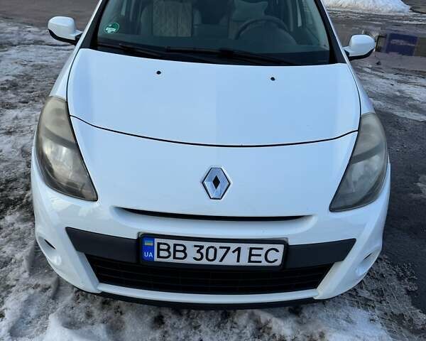Белый Рено Клио, объемом двигателя 1.5 л и пробегом 243 тыс. км за 5700 $, фото 4 на Automoto.ua