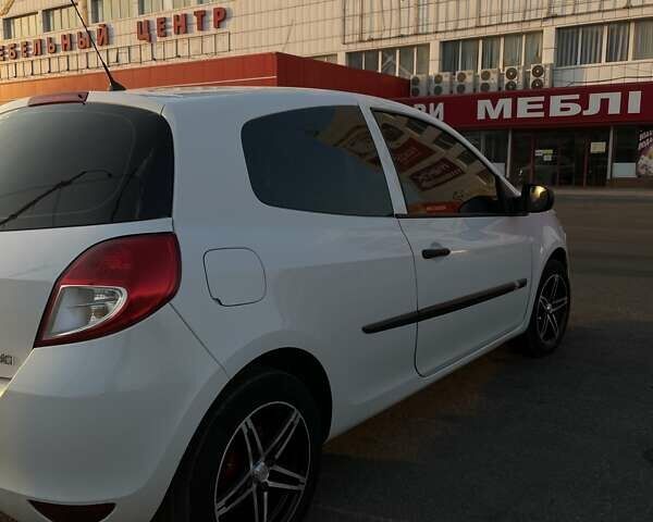 Білий Рено Кліо, об'ємом двигуна 1.5 л та пробігом 320 тис. км за 4500 $, фото 5 на Automoto.ua