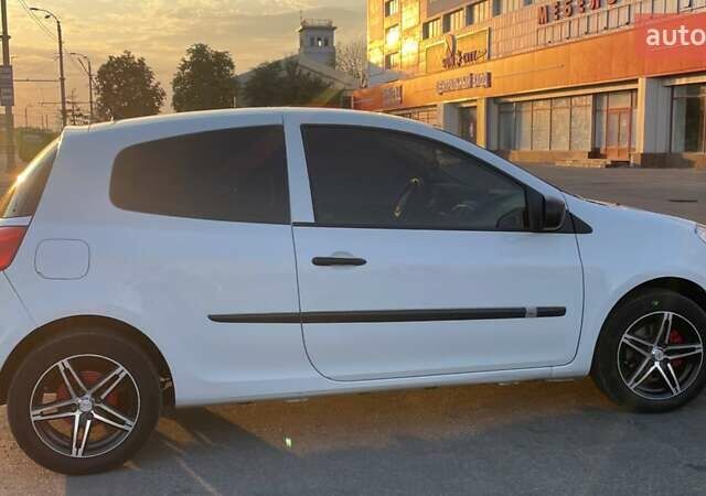 Білий Рено Кліо, об'ємом двигуна 1.5 л та пробігом 320 тис. км за 4500 $, фото 3 на Automoto.ua